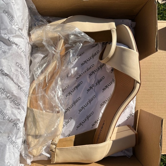 Women’s tan sandals by Comfort View. Size 10.5M. With a heel. Open toe - Picture 4 of 4